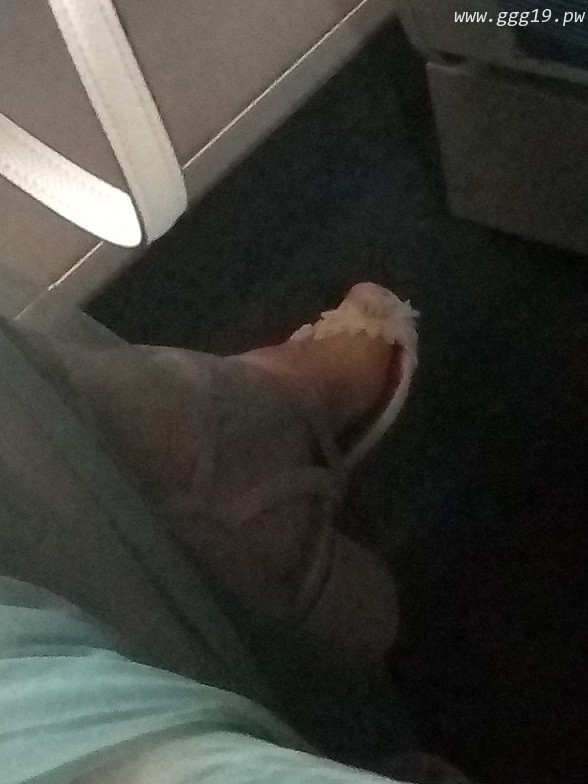 【迷奸偶遇的丝袜长腿女孩】(配图)