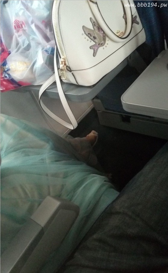 【迷奸偶遇的丝袜长腿女孩】(配图)