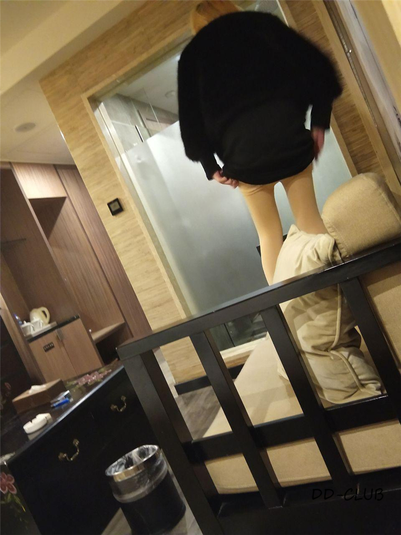 [原创投稿]DD-CLUB约出来的小妹子 身材苗条性感偷偷拍留几张看