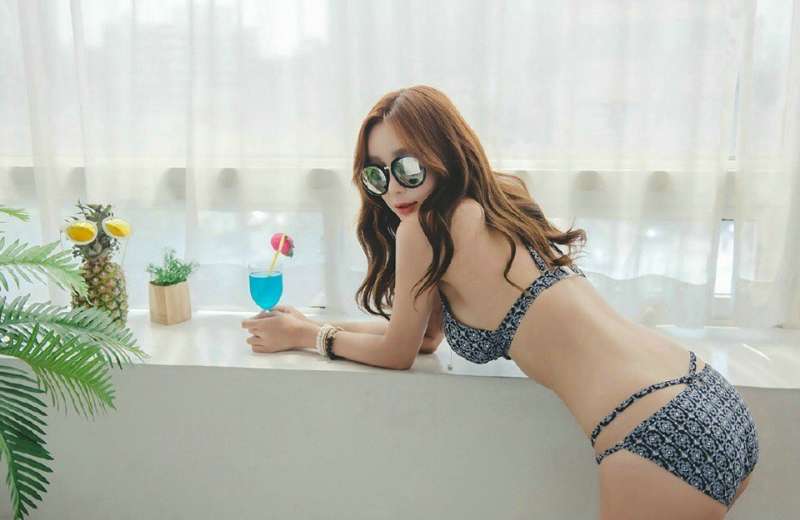 傲人上围比基尼墨镜美女