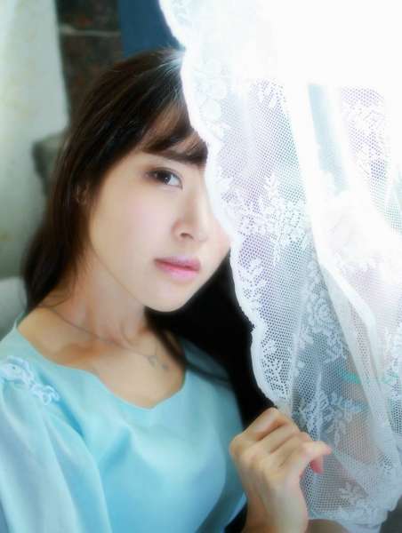 略带仙气的清纯连衣裙美女