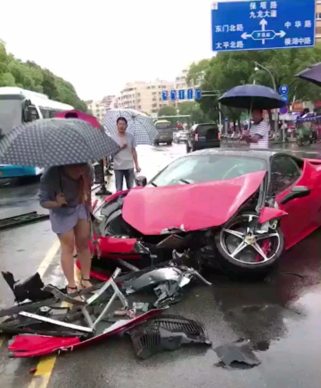 浙江女子刚租了辆法拉利，结果一开就悲剧了……