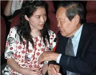 老牛吃嫩草，尼玛这也太离谱了！！