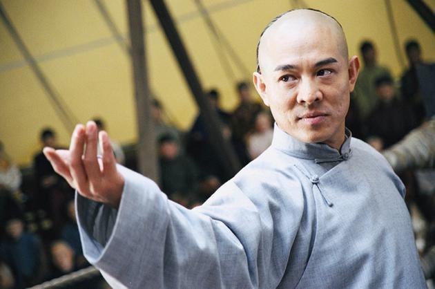 李连杰曝曾拍戏从高台坠落 大小便失禁险死在山上