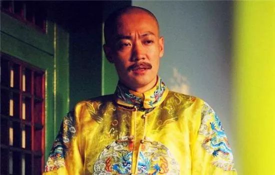 历史上最爱旅游的皇帝，不仅葬送江山，还被卫队活活勒死