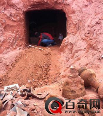 湖南飞天山现千年悬棺 离水面近百米