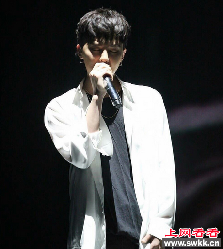 gd北京演唱会 与粉丝深情对望