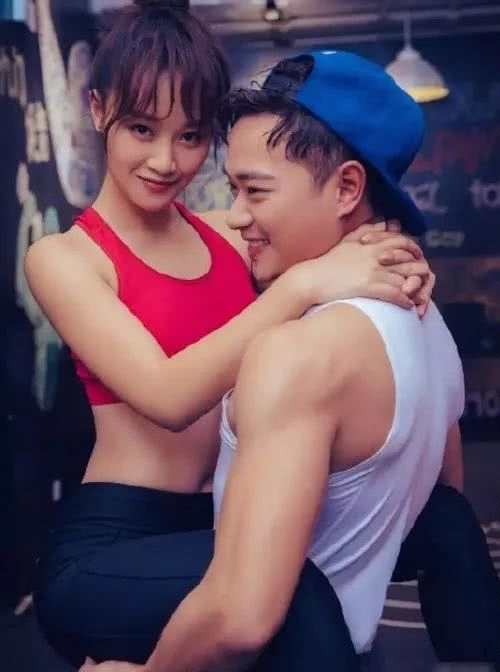 曹骏蓝盈盈相恋两周年，守时先生和迟到小姐好幸福