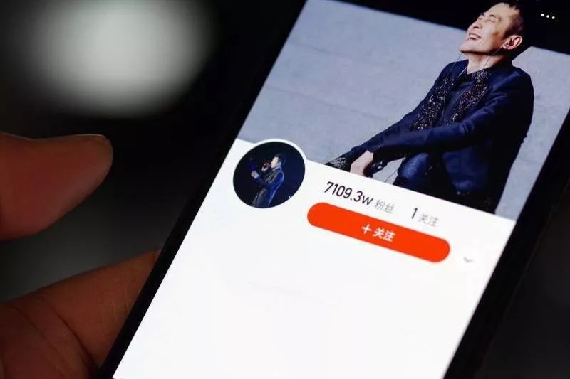 下跪复出的辛巴，还能找回他的江湖吗？