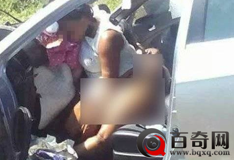 半裸男女边开车边啪啪 结果高潮时出事了