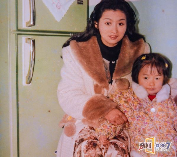 云南50岁大妈冻龄不老，与女儿同出门似姐妹