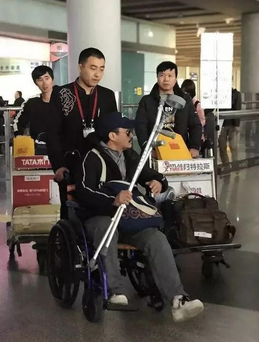 吴京拄拐现身《流浪地球》庆功宴，想让导演带他拍续集