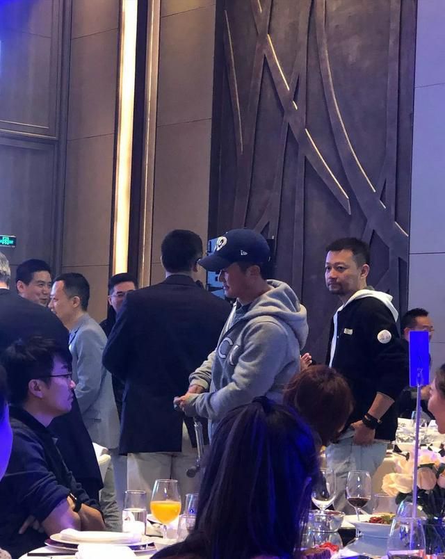 吴京拄拐现身《流浪地球》庆功宴，想让导演带他拍续集