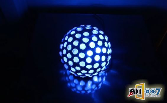 鹅卵石粘贴在玻璃缸上，黑夜里让在场的人惊呆