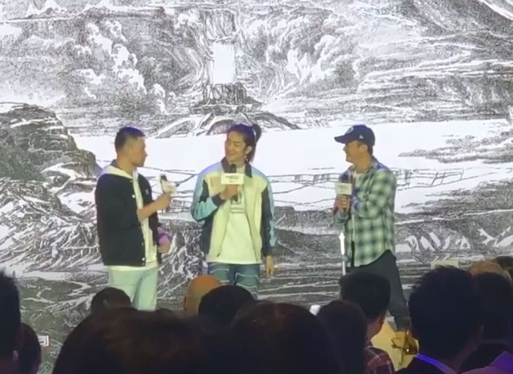 吴京拄拐现身《流浪地球》庆功宴，想让导演带他拍续集