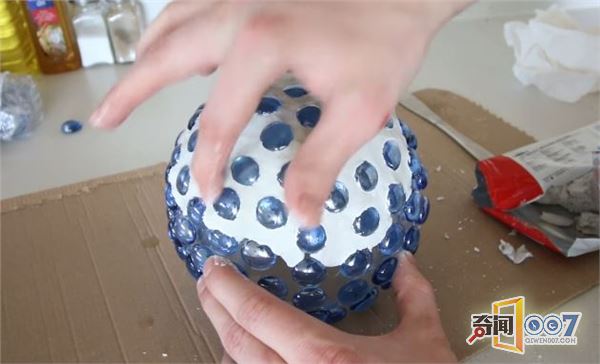 鹅卵石粘贴在玻璃缸上，黑夜里让在场的人惊呆