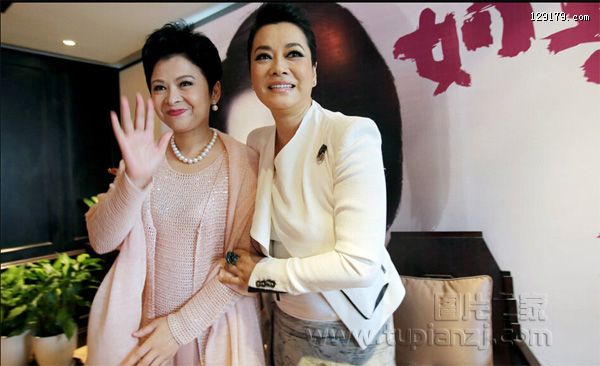 毛阿敏揽董文华亲密合影 大方亲吻小粉丝