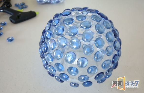 鹅卵石粘贴在玻璃缸上，黑夜里让在场的人惊呆