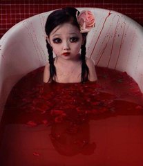 水边的奇怪女孩