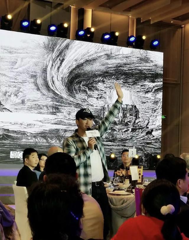 吴京拄拐现身《流浪地球》庆功宴，想让导演带他拍续集