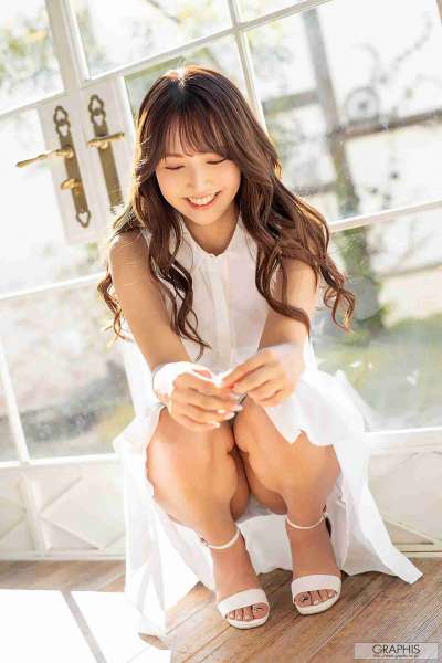 呼吸在阳光下的氧气美女