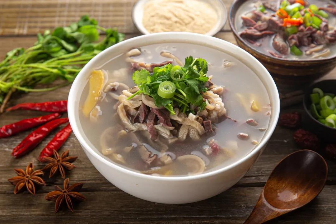 温热鲜香的羊汤入喉，一股子暖意让我融化