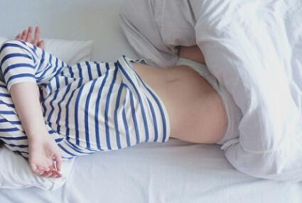 女子住宾馆睡到半夜发现有人摸自己！