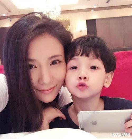 他藏了 10 年的妻子，竟是我们的童年女神？网友：难怪看不上刘涛