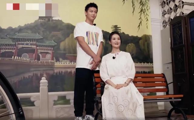 晴格格王艳 15 岁儿子曝光，母子俩人共用一张脸，身高早已超过妈妈
