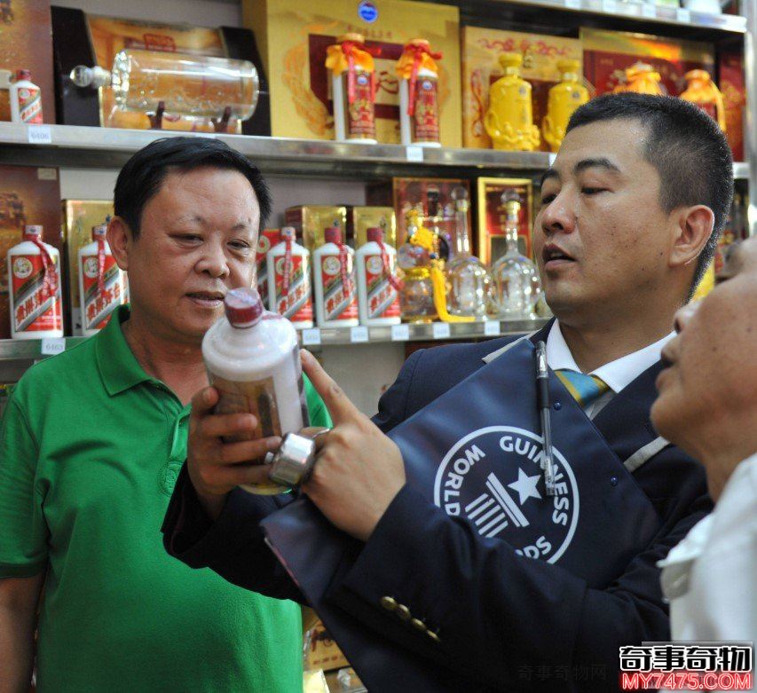 世界上收藏白酒最多的人（收藏1875个白酒厂家将近一万瓶）
