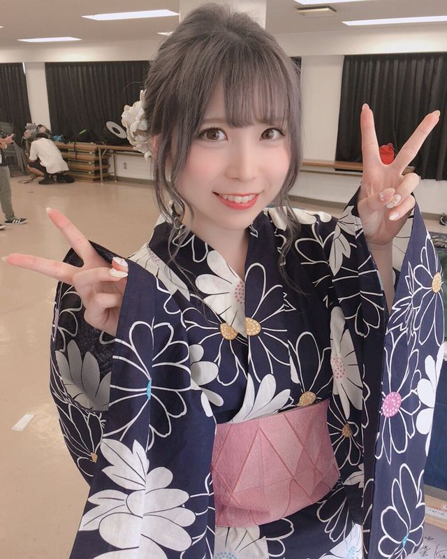 穿著和服贤淑端庄，但是只要脱下那身和服，雪白双峰散发浓郁日式奶香！