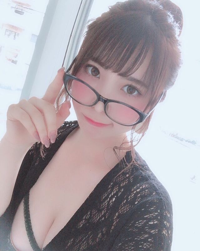 穿著和服贤淑端庄，但是只要脱下那身和服，雪白双峰散发浓郁日式奶香！
