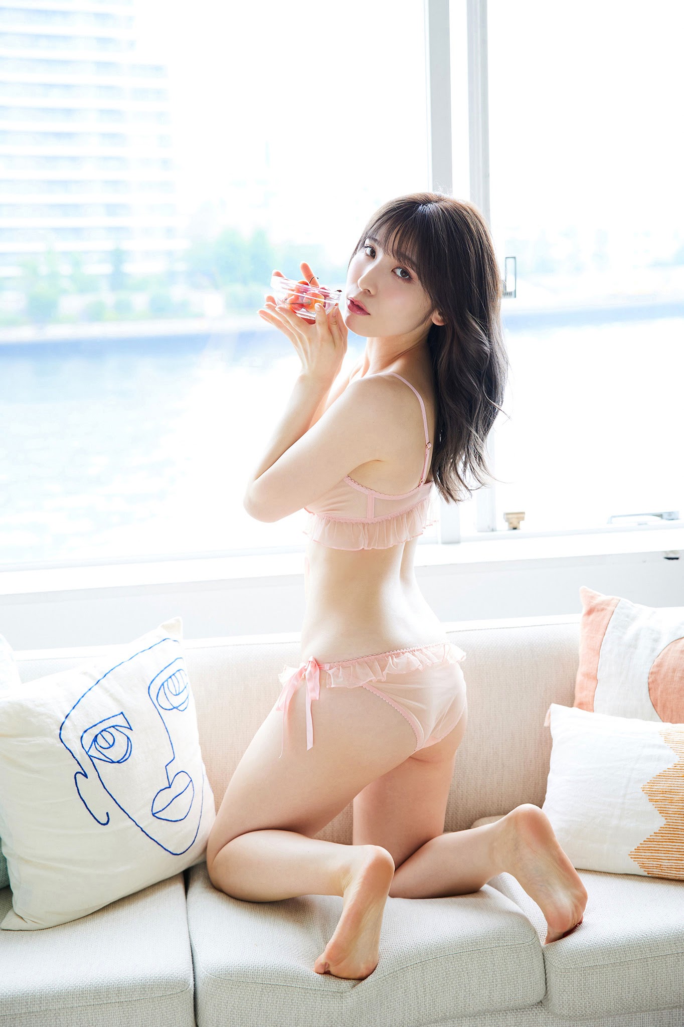 穿著和服贤淑端庄，但是只要脱下那身和服，雪白双峰散发浓郁日式奶香！