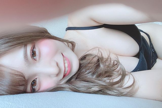穿著和服贤淑端庄，但是只要脱下那身和服，雪白双峰散发浓郁日式奶香！