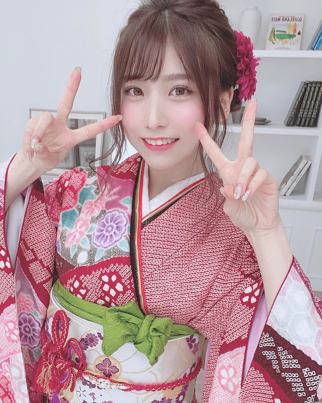 穿著和服贤淑端庄，但是只要脱下那身和服，雪白双峰散发浓郁日式奶香！