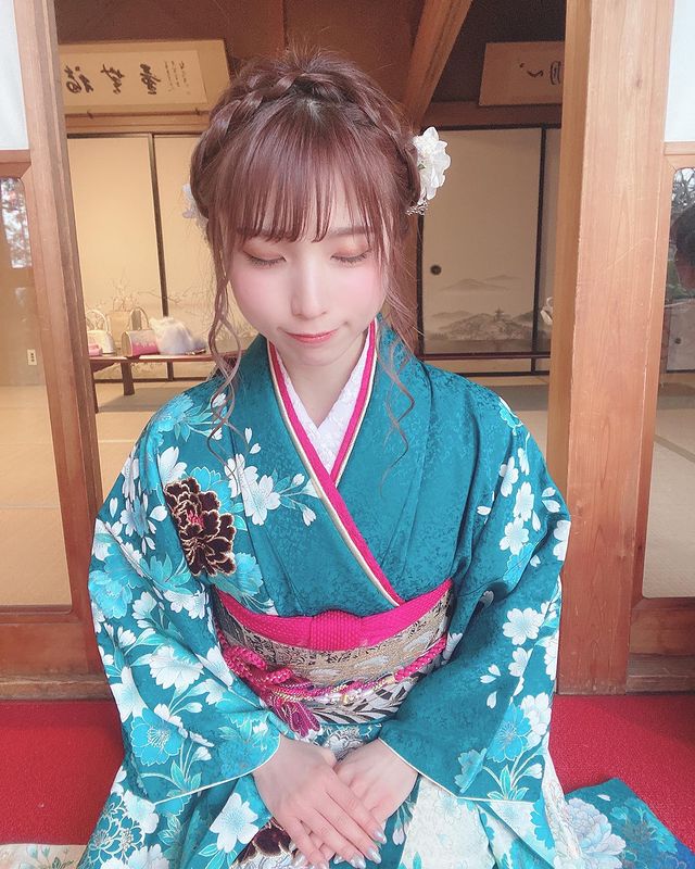 穿著和服贤淑端庄，但是只要脱下那身和服，雪白双峰散发浓郁日式奶香！