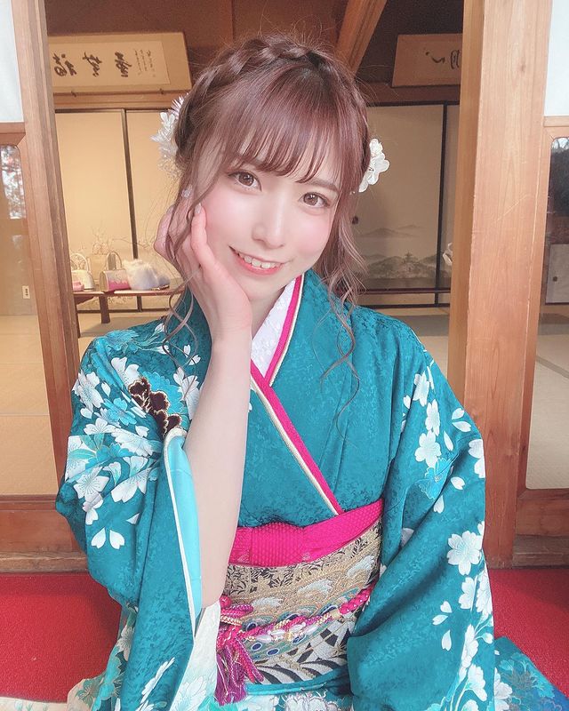 穿著和服贤淑端庄，但是只要脱下那身和服，雪白双峰散发浓郁日式奶香！