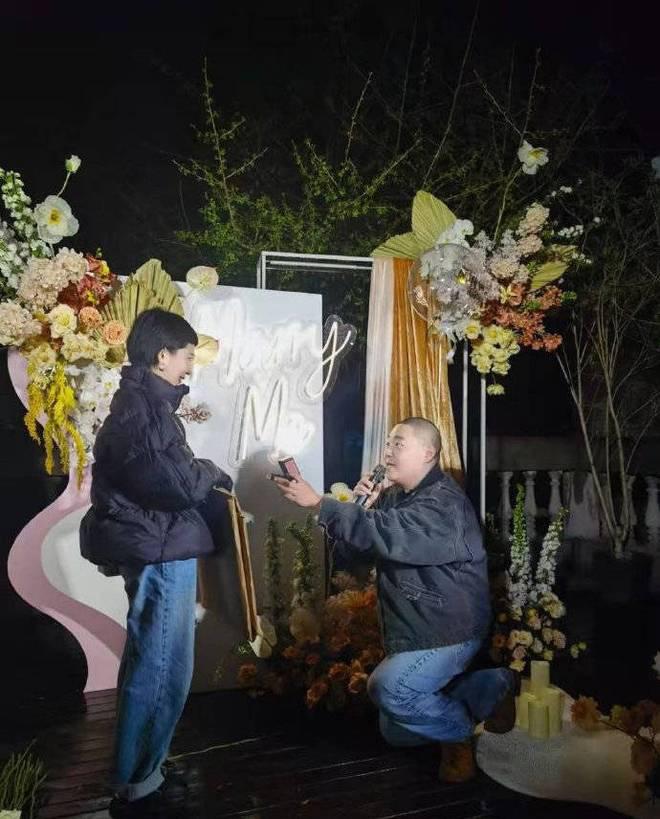 童星郝劭文向女友求婚 单膝跪地手拿戒指满脸幸福
