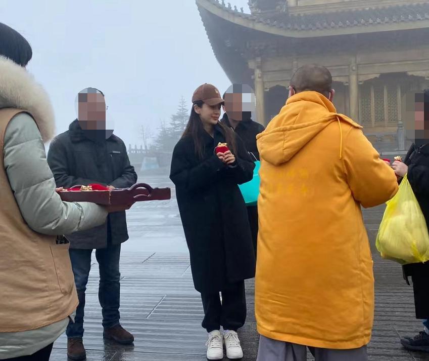 Baby 素颜出游被偶遇！皮肤白皙身材纤瘦，叉开腿拍游客照