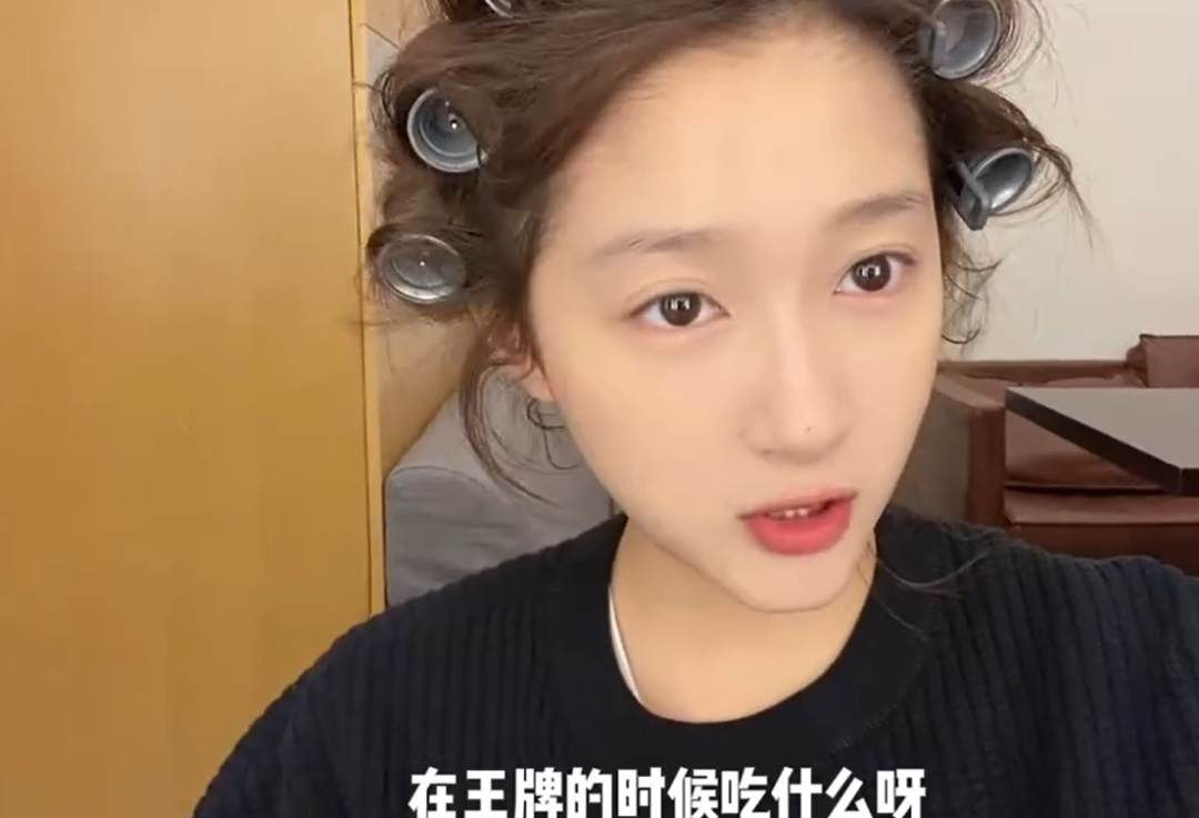 关晓彤化妆间罕秀素颜