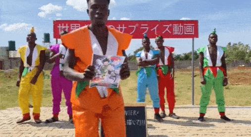 上海小区祝福视频内卷，非洲小哥直接累到脱水