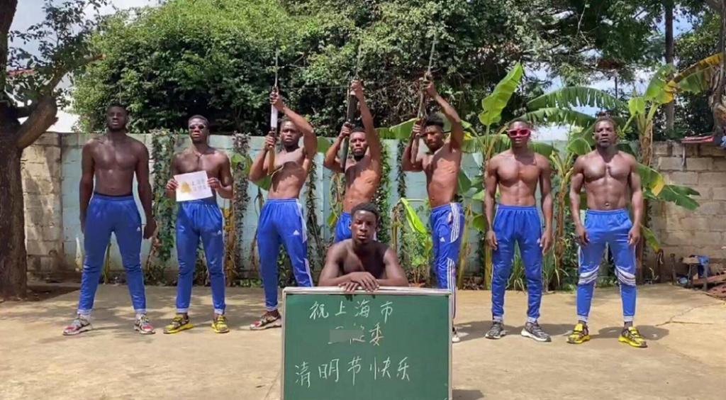 上海小区祝福视频内卷，非洲小哥直接累到脱水