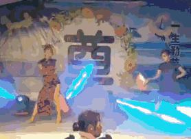 上海小区祝福视频内卷，非洲小哥直接累到脱水