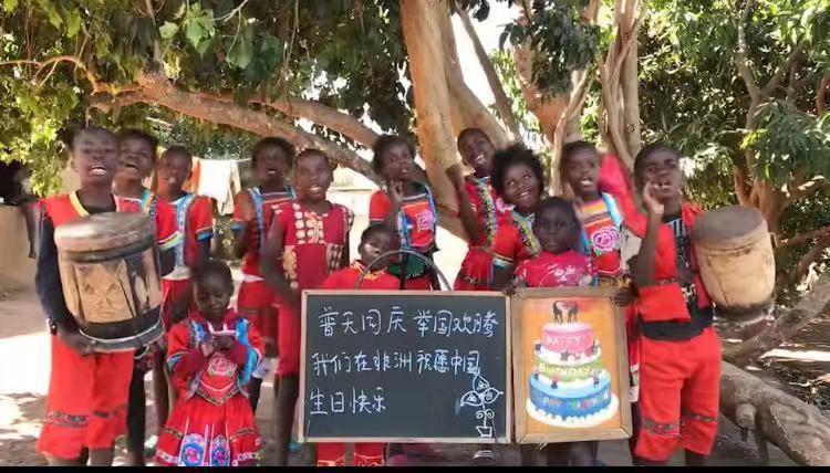 上海小区祝福视频内卷，非洲小哥直接累到脱水