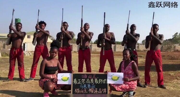 上海小区祝福视频内卷，非洲小哥直接累到脱水