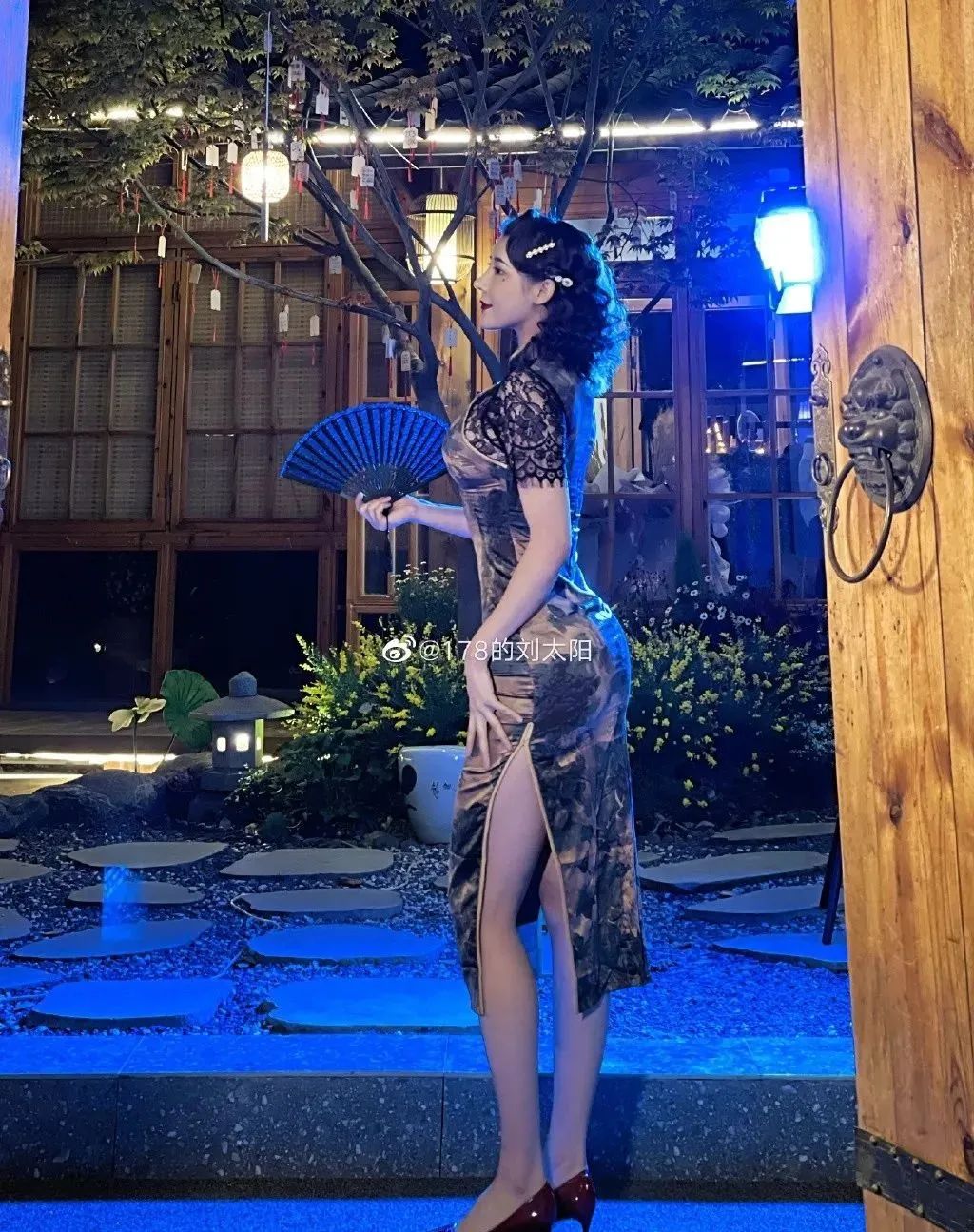 刘太阳COS“蜘蛛侠”，尽显丰满身材