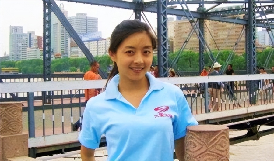 女主持佟瑶：酒后内急，在江边“小解”，不幸落水身亡，令人惋惜