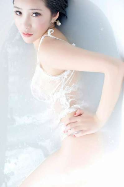 写真大胸妹艾弥丰乳肥臀让人欲罢不能