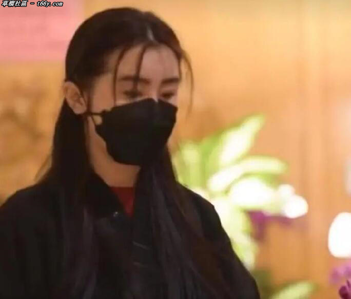 55岁王祖贤排队礼佛被拍，朴素僧袍遮不住仙女气
