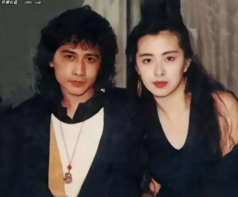 55岁王祖贤排队礼佛被拍，朴素僧袍遮不住仙女气